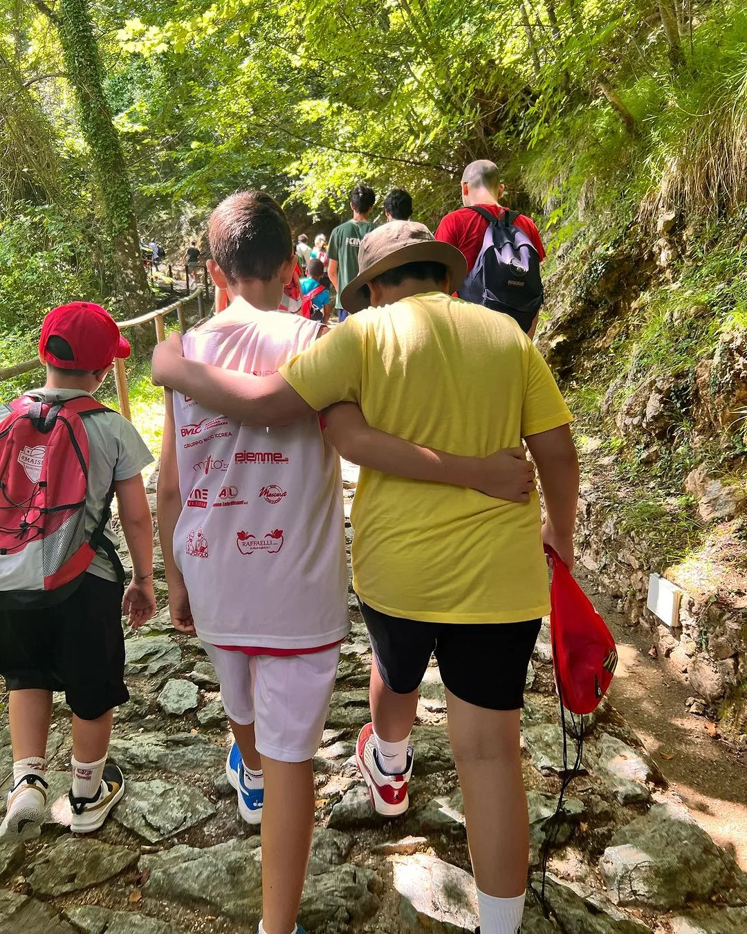 Escursione nel verde con lo staff del camp