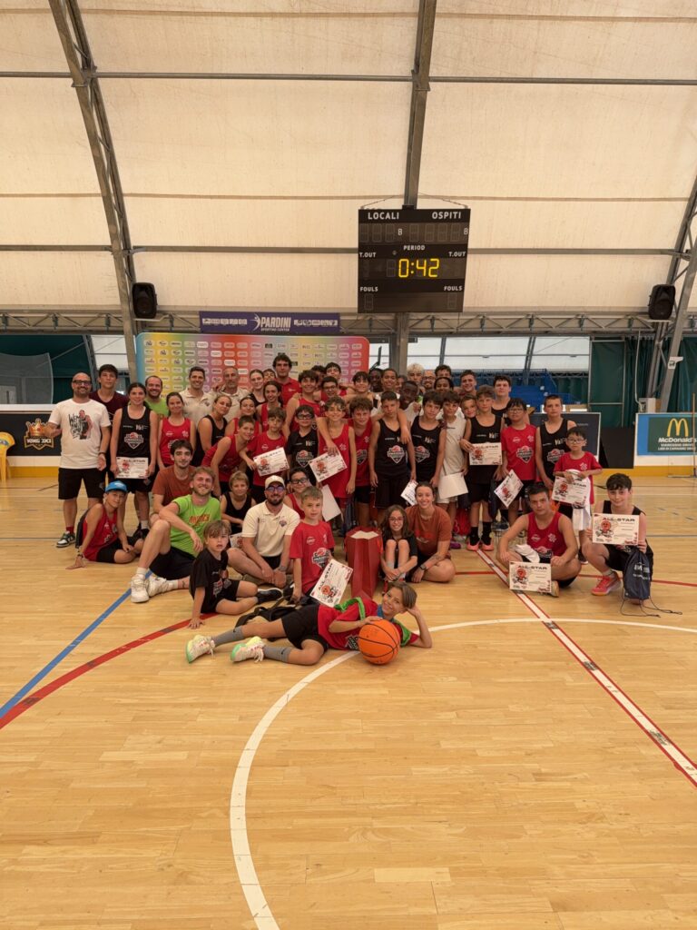 Foto di gruppo dei ragazzi e dello staff del Maisenza Basketball Camp sul parquet del Pardini Center