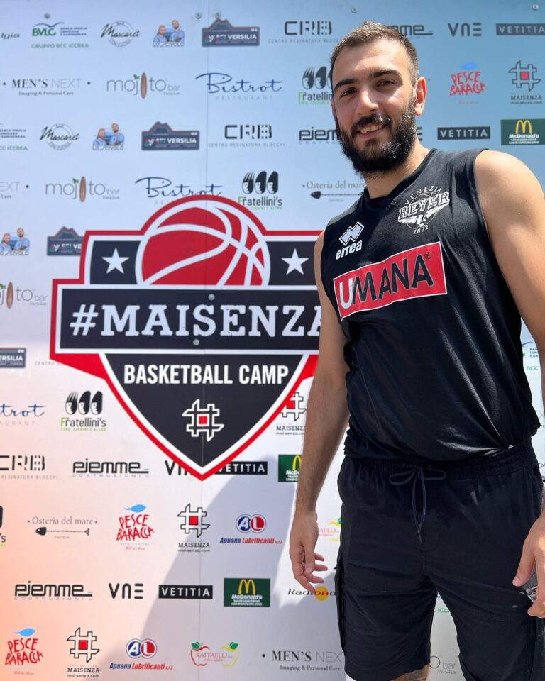 Amedeo Tessitori in canotta nera davanti al pannello del Maisenza Basketball Camp