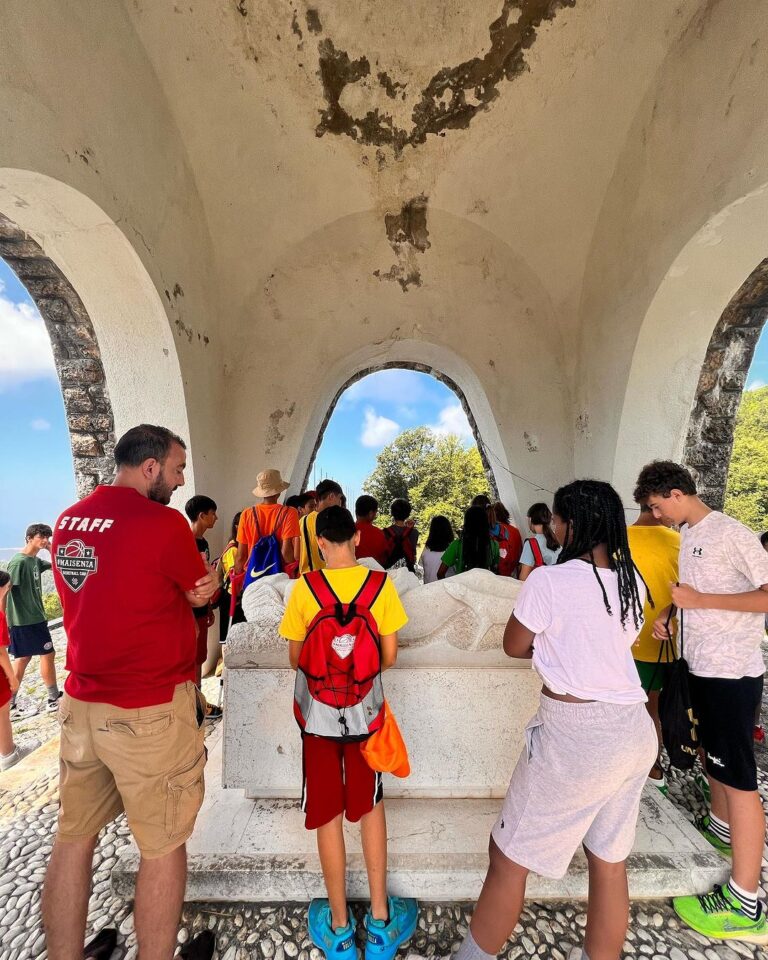 I ragazzi del camp con un accompagnatore dello staff durante un'uscita didattica