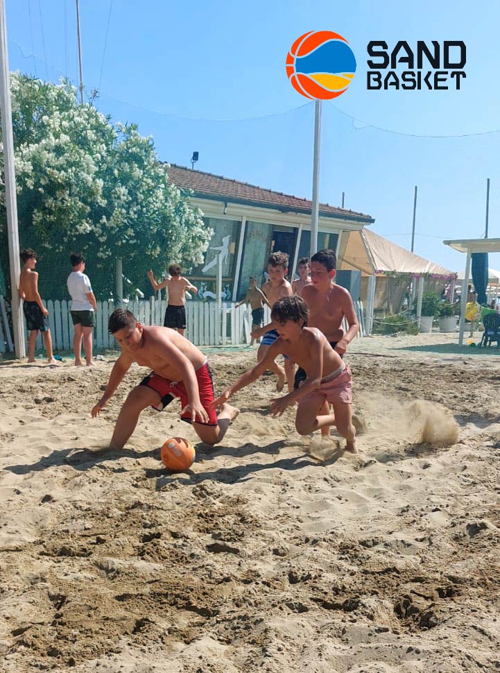 Ragazzi giocano a sand basket sulla spiaggia in Versilia