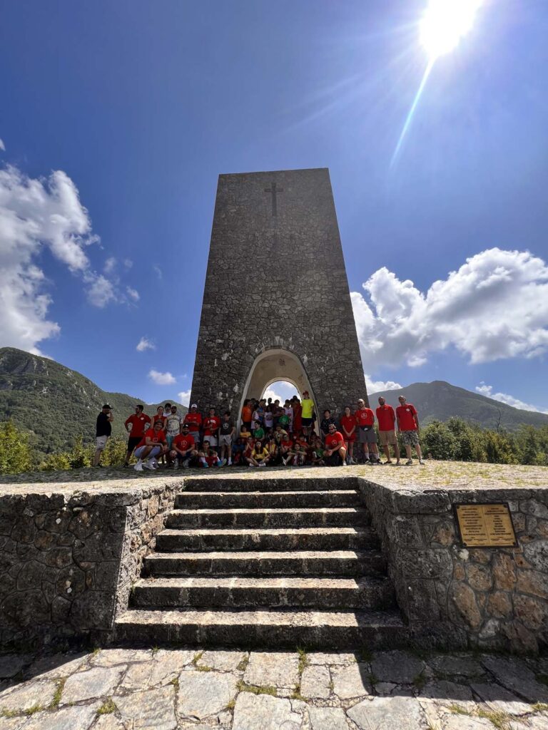 I ragazzi del camp davanti al monumento del Parco Nazionale della Pace di Sant'Anna di Stazzema